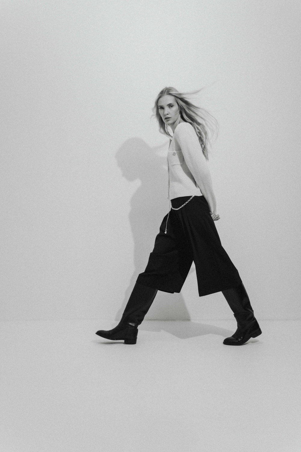 ШОРТЫ БЕРМУДЫ С ДЕКОРАТИВНОЙ ЦЕПОЧКОЙ