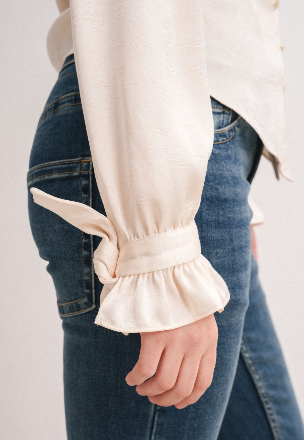 БЛУЗА С ОБТЯЖНЫМИ ПУГОВИЦАМИ