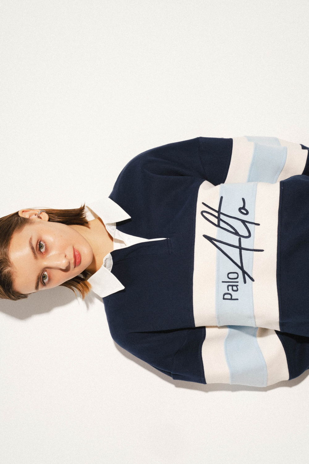 СВИТШОТ С КОНТРАСТНОЙ ВЫШИВКОЙ