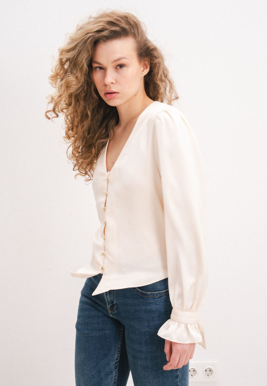 БЛУЗА С ОБТЯЖНЫМИ ПУГОВИЦАМИ