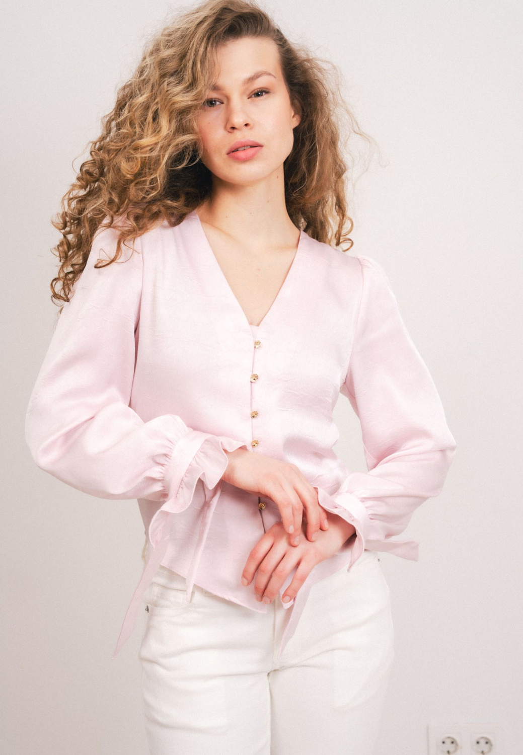 БЛУЗА С ОБТЯЖНЫМИ ПУГОВИЦАМИ