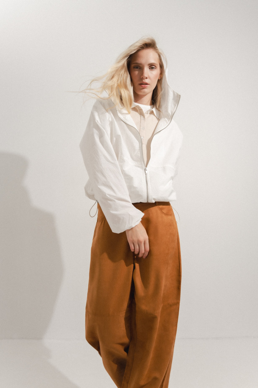 КУРТКА ОБЛЕГЧЕННАЯ С КАПЮШОНОМ