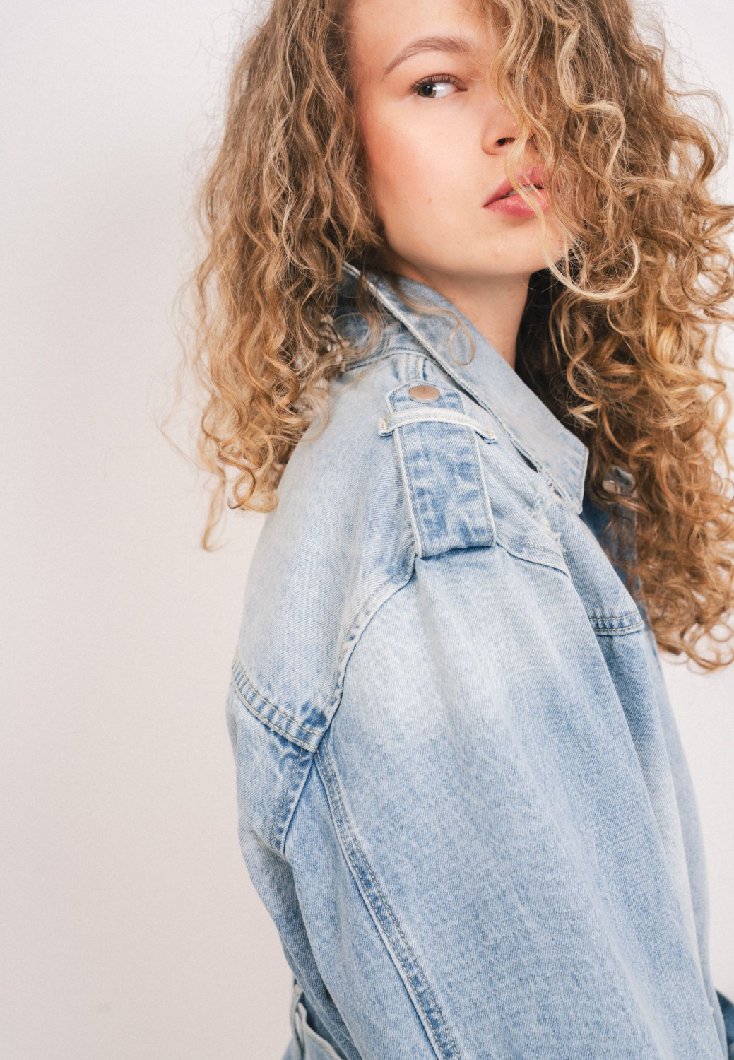 КУРТКА ДЖИНСОВАЯ С ПОЯСОМ