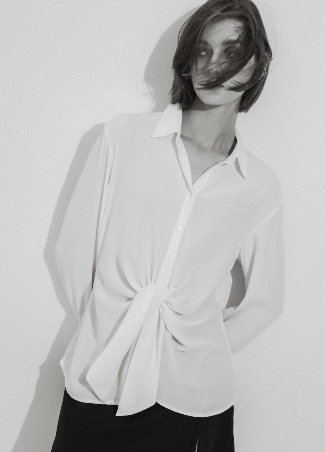 БЛУЗА С ДЕКОРАТИВНЫМ УЗЛОМ