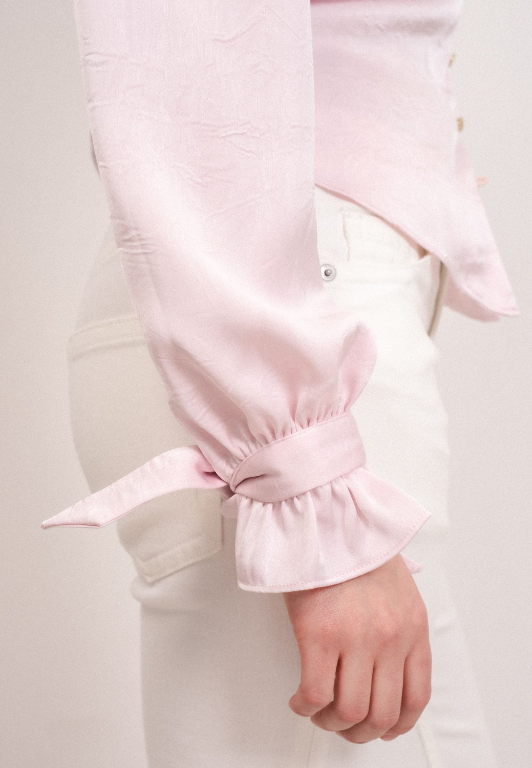 БЛУЗА С ОБТЯЖНЫМИ ПУГОВИЦАМИ