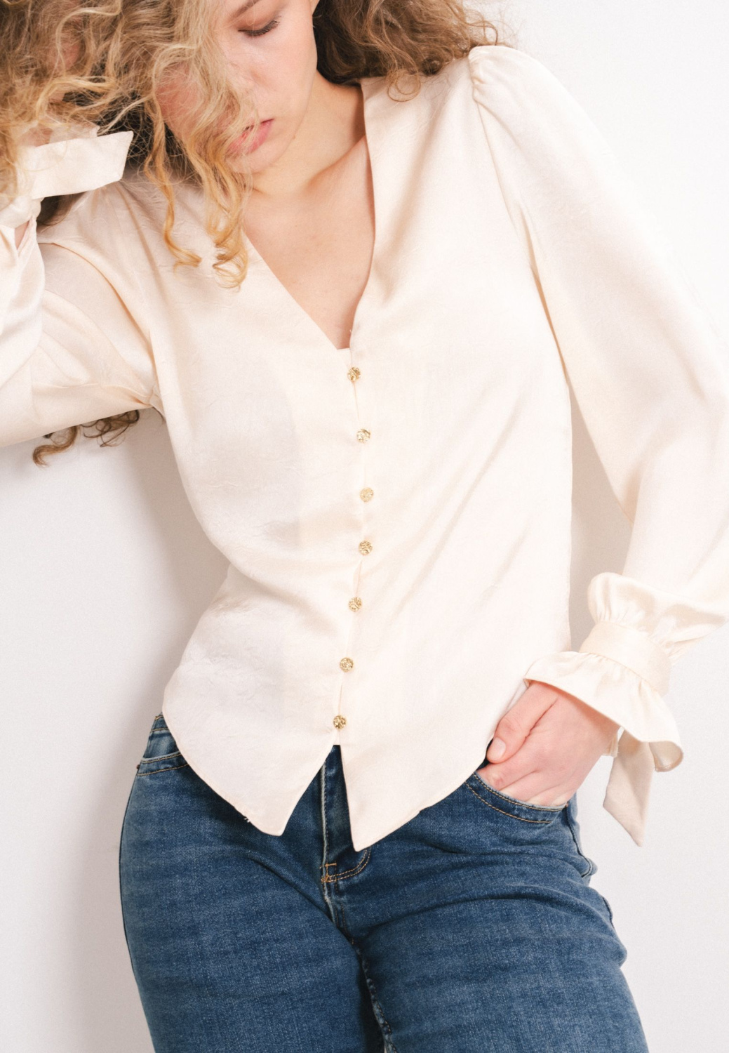 БЛУЗА С ОБТЯЖНЫМИ ПУГОВИЦАМИ