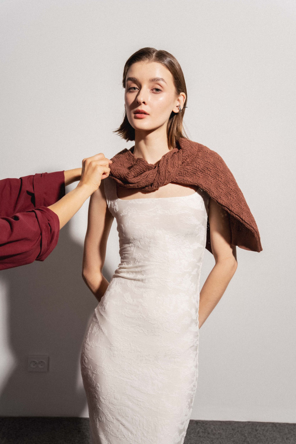 ПЛАТЬЕ НА ЛЯМКАХ ИЗ ФАКТУРНОЙ ТКАНИ