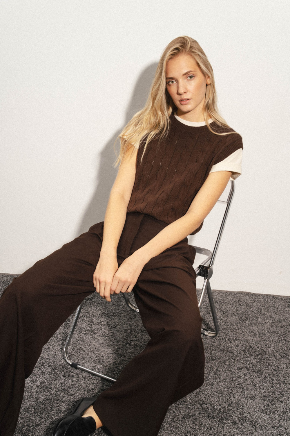 БРЮКИ ПРЯМОГО КРОЯ С ЗАЩИПАМИ