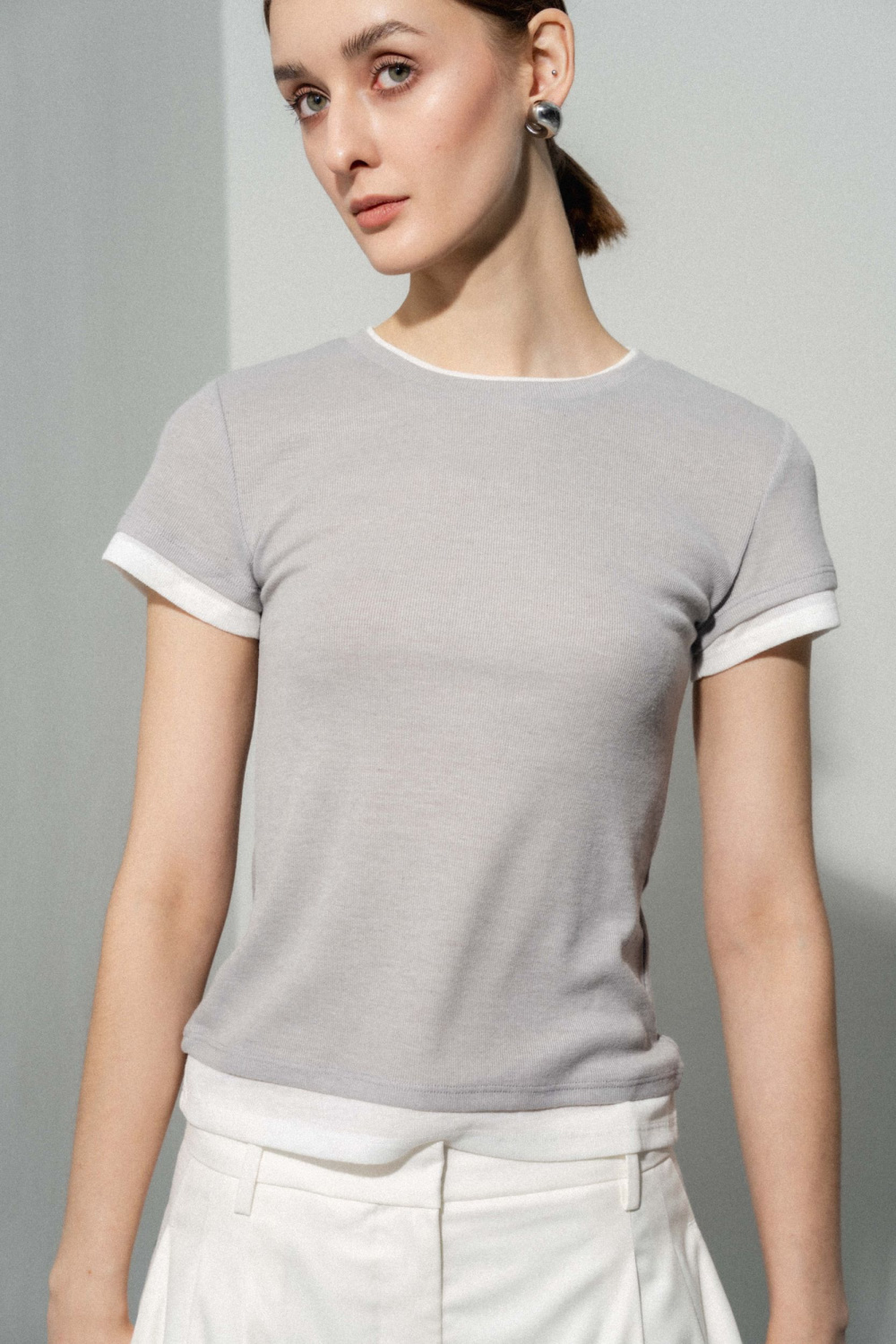 ФУТБОЛКА С КОНТРАСТНЫМ ДЕКОРОМ