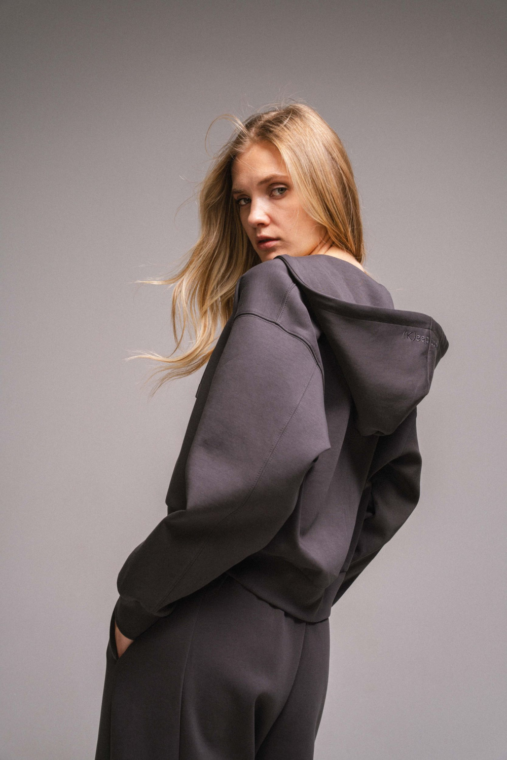 ТОЛСТОВКА С КАПЮШОНОМ НА МОЛНИИ