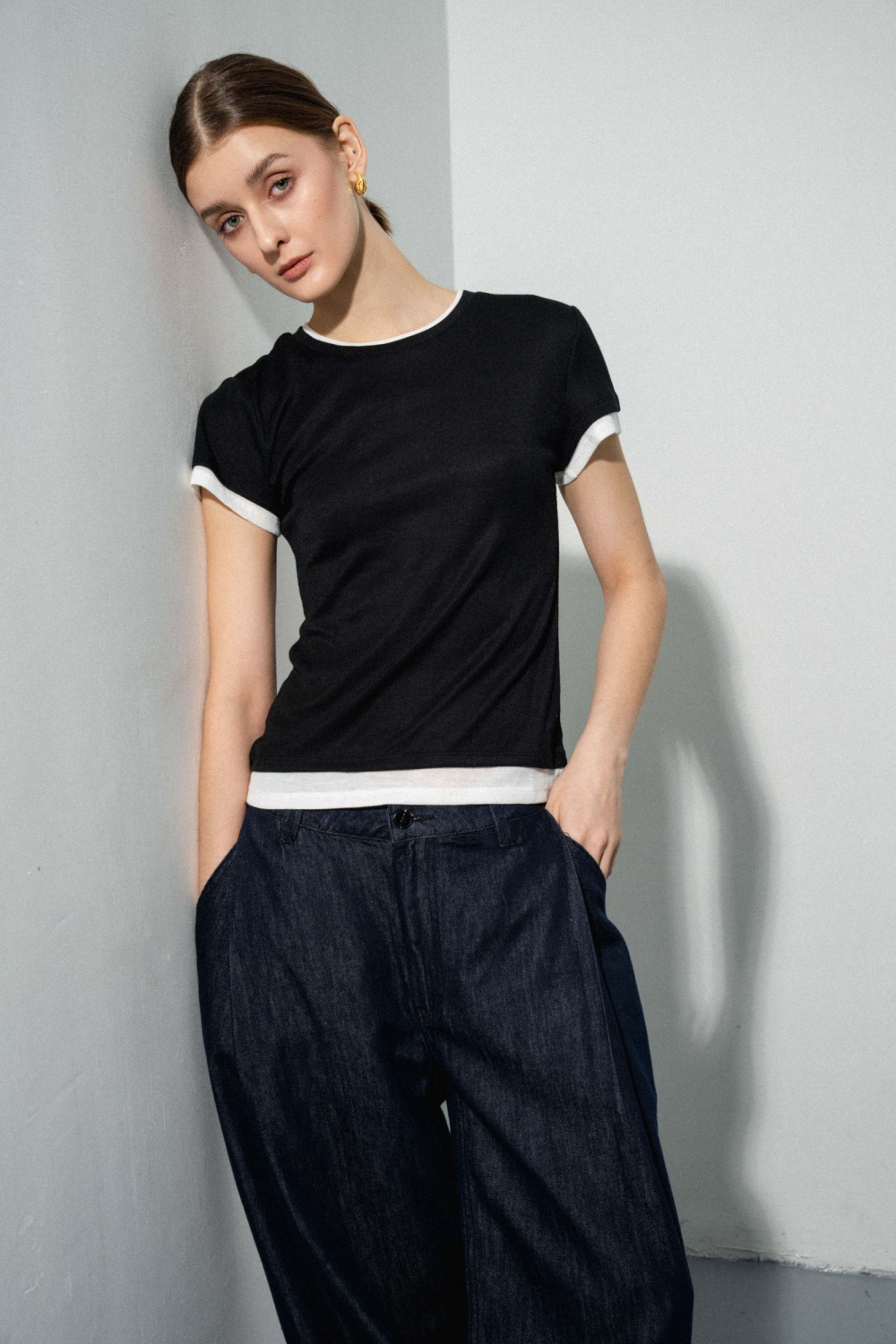 ФУТБОЛКА С КОНТРАСТНЫМ ДЕКОРОМ