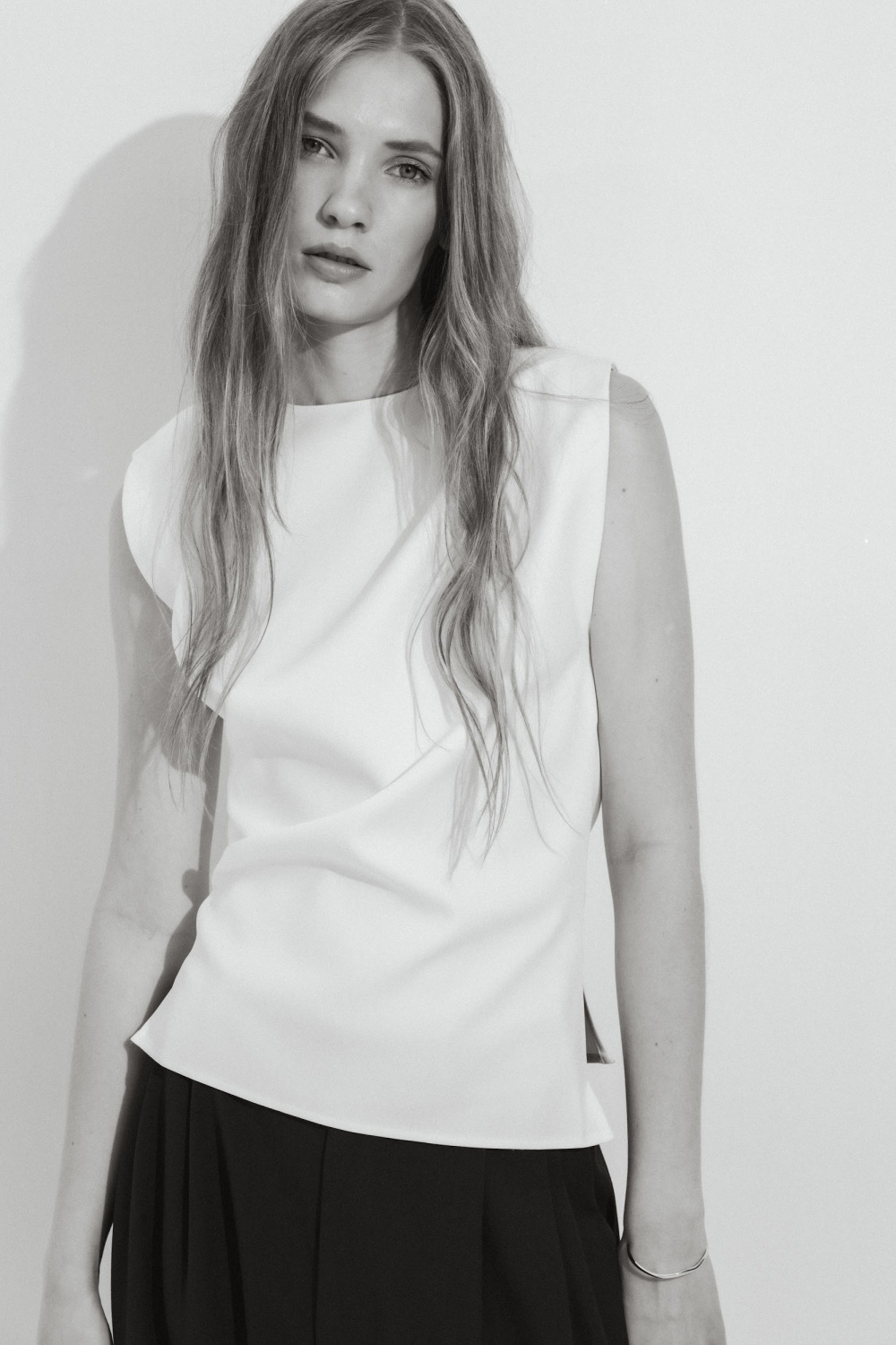 БЛУЗА С ЗАЩИПОМ БЕЗ РУКАВОВ