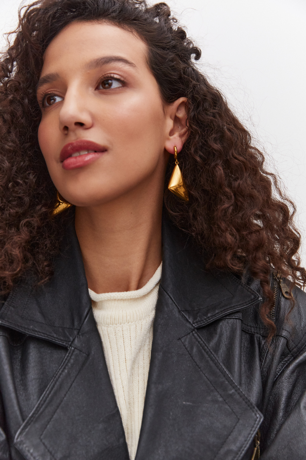 СЕРЬГИ С ПОДВЕСКОЙ ТРЕУГОЛЬНОЙ ФОРМЫ