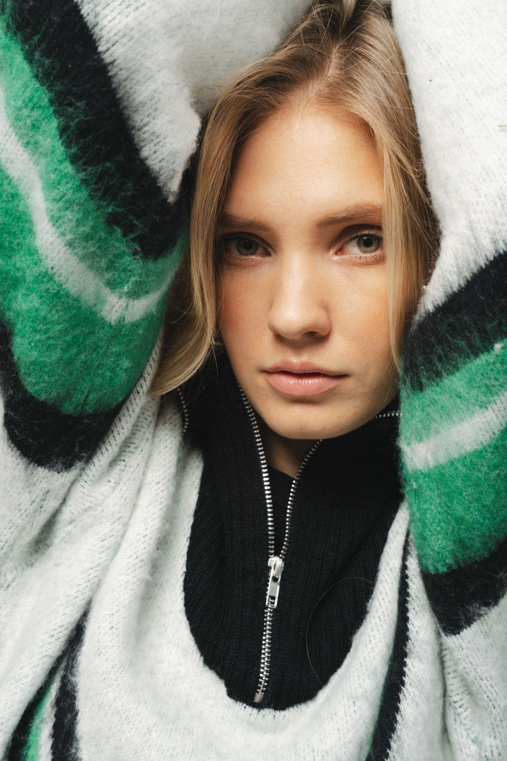 ДЖЕМПЕР С ВОРОТНИКОМ НА МОЛНИИ