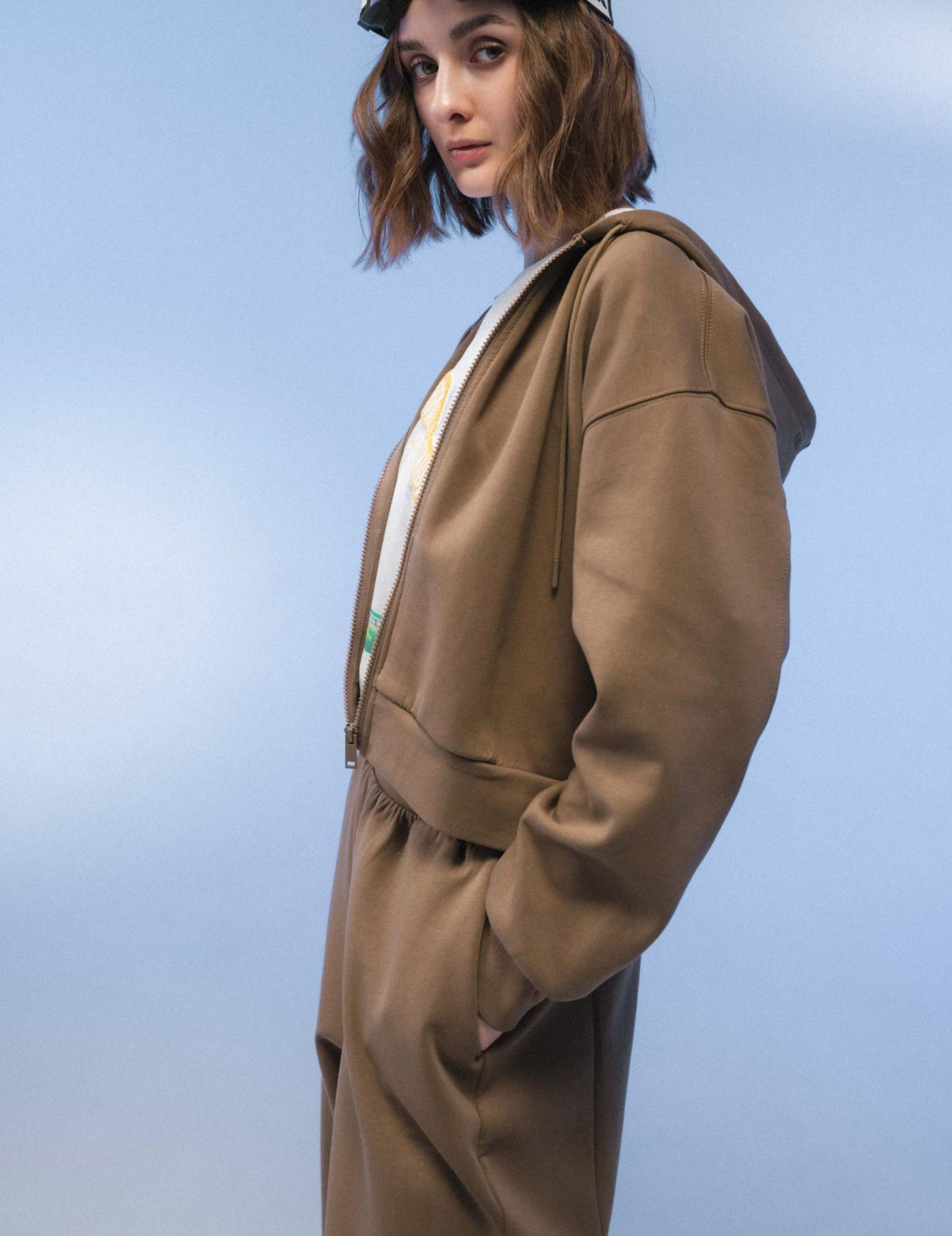 ТОЛСТОВКА С КАПЮШОНОМ НА МОЛНИИ