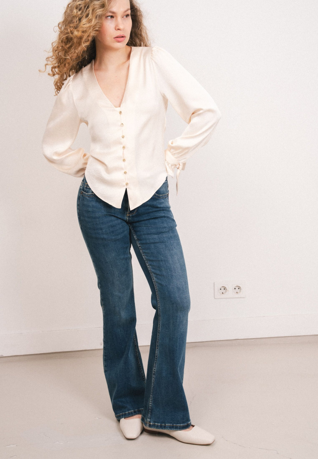 БЛУЗА С ОБТЯЖНЫМИ ПУГОВИЦАМИ