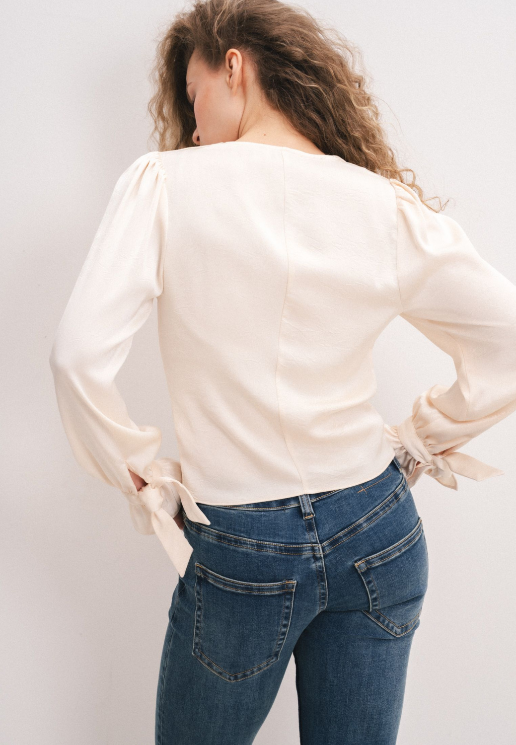 БЛУЗА С ОБТЯЖНЫМИ ПУГОВИЦАМИ